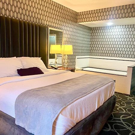 Park Manor Hotel Clifton Park Exteriör bild A room at the Hilton Garden Inn in San Francisco