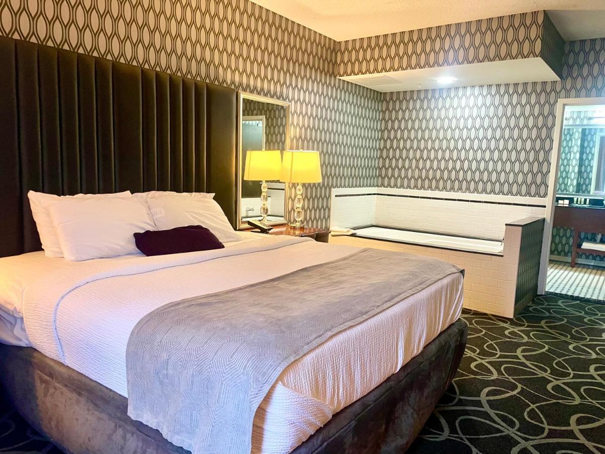 Park Manor Hotel Clifton Park Exteriör bild A room at the Hilton Garden Inn in San Francisco