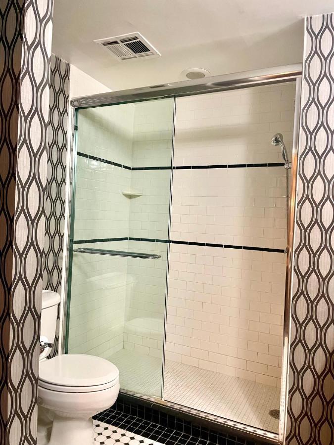Park Manor Hotel Clifton Park Exteriör bild A shower door