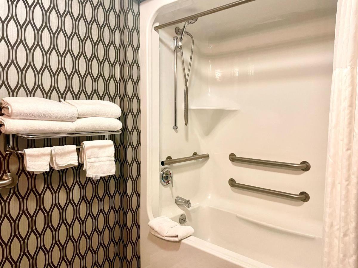 Park Manor Hotel Clifton Park Exteriör bild A shower with grab bars
