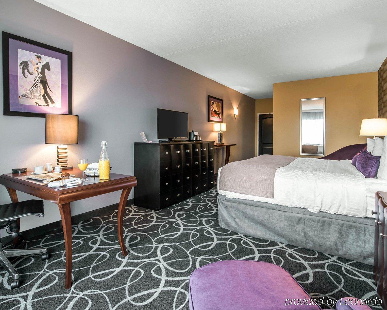 Park Manor Hotel Clifton Park Exteriör bild A room at the Hotel 247