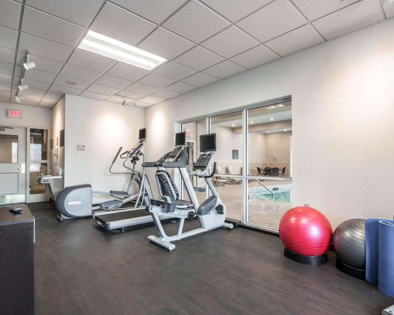 Park Manor Hotel Clifton Park Exteriör bild The fitness center at the 100 North Main Street location
