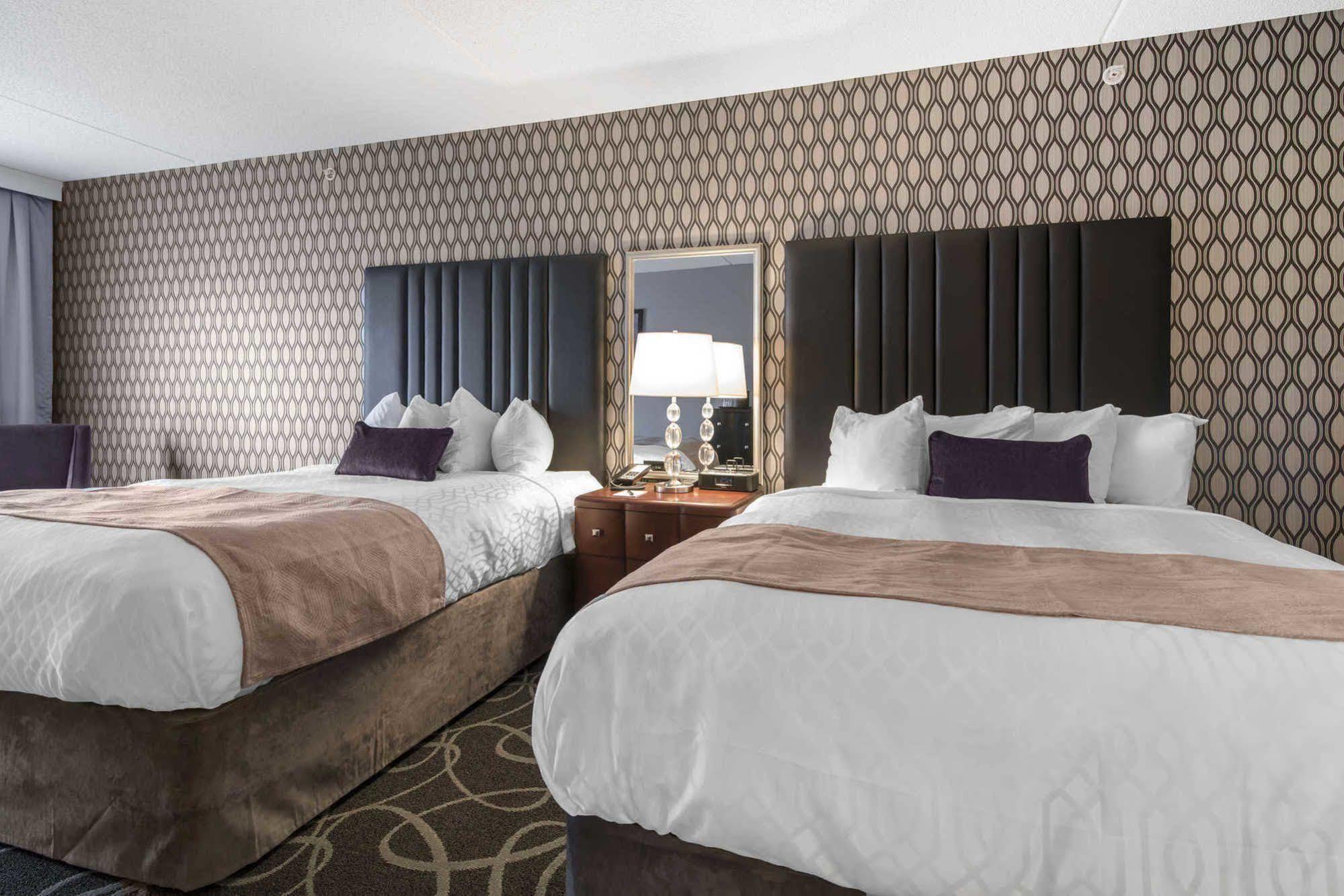 Park Manor Hotel Clifton Park Exteriör bild A typical room at the Hilton Garden Inn