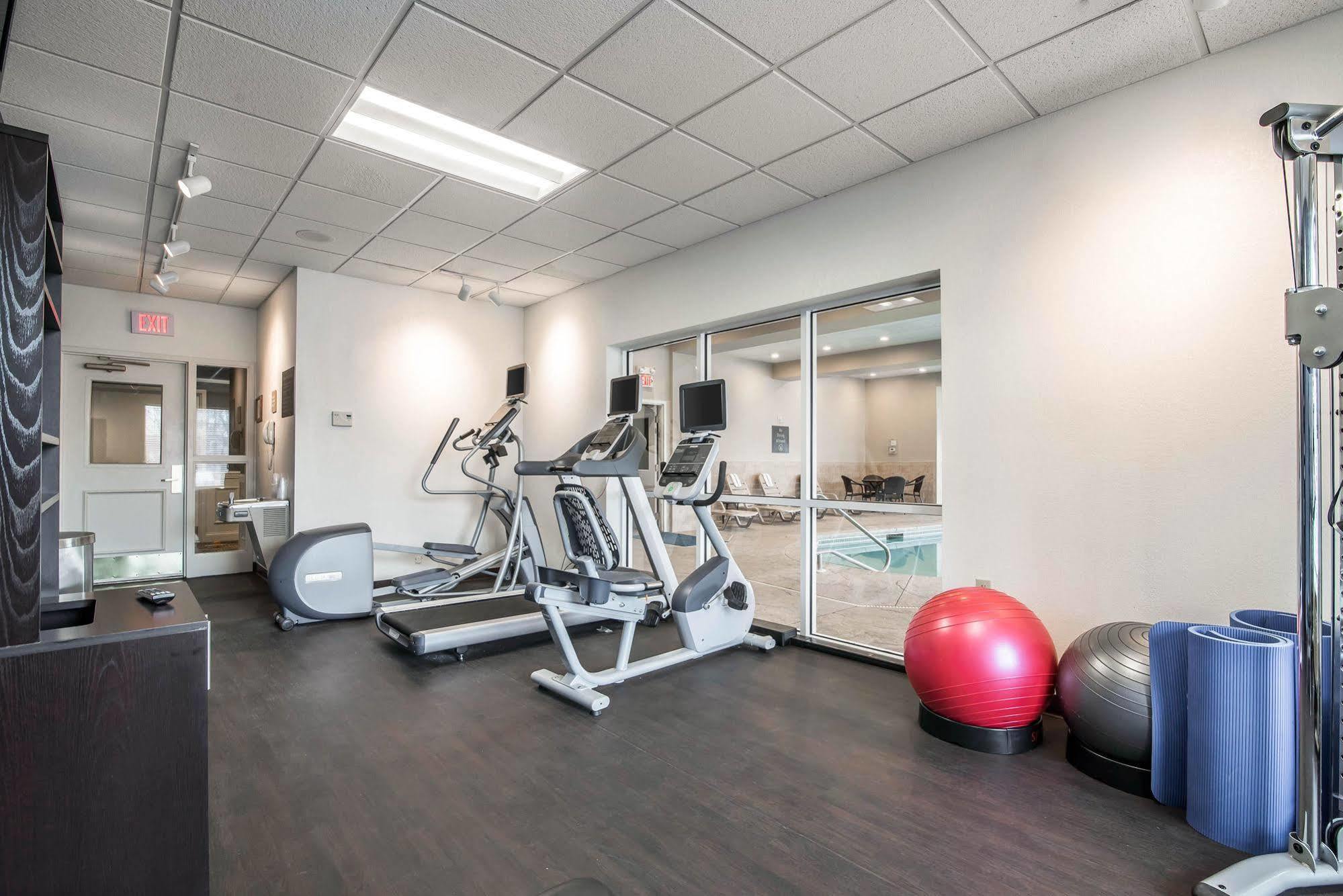 Park Manor Hotel Clifton Park Exteriör bild The fitness center at the 100 North Main Street location