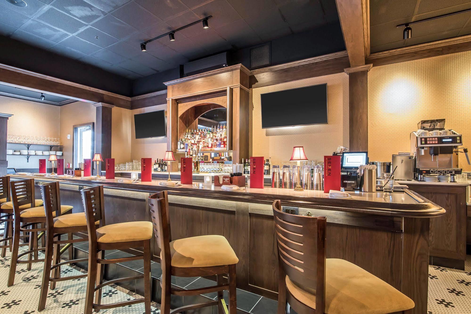 Park Manor Hotel Clifton Park Exteriör bild The bar at the restaurant