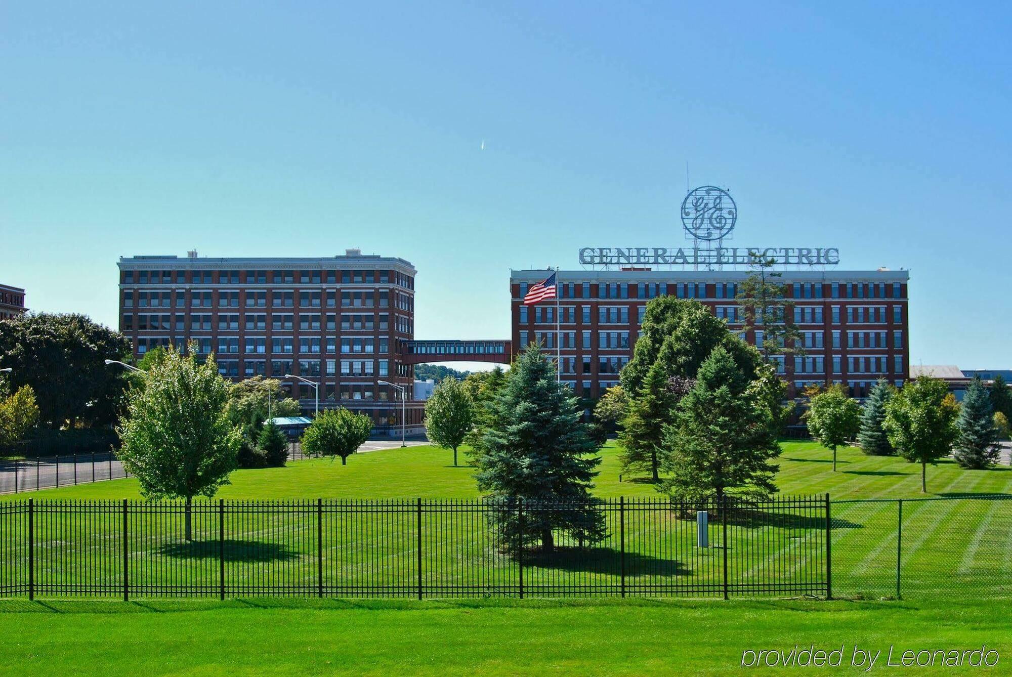 Park Manor Hotel Clifton Park Exteriör bild The General Motors Technical Center in Warren, Michigan